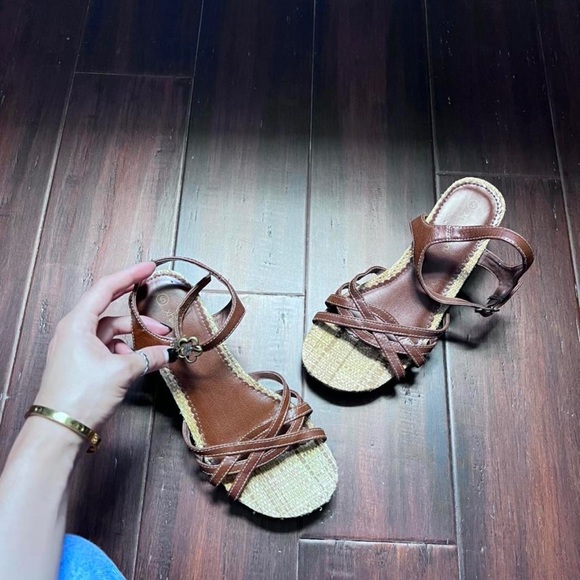 Vintage Early 2000s brown tan platform sandals with flowers embroidered on heels - Picture 3 of 4